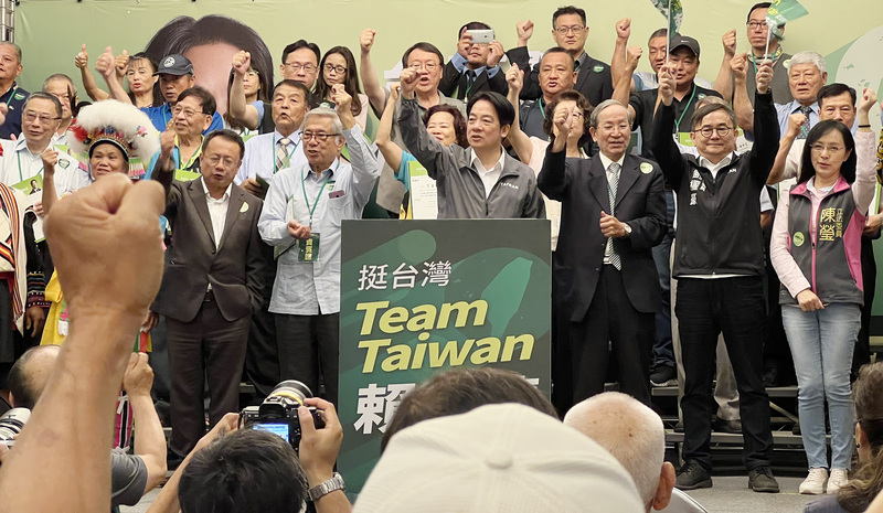 在全台灣各地信賴台灣之友會全數成立後，副總賴清德28日起展開成立百工百業後援會。圖為台東縣「信賴台灣之友會」17日成立，賴清德(前排右4)出席頒發百工百業後援會聘書，並致詞。(圖：中央社)