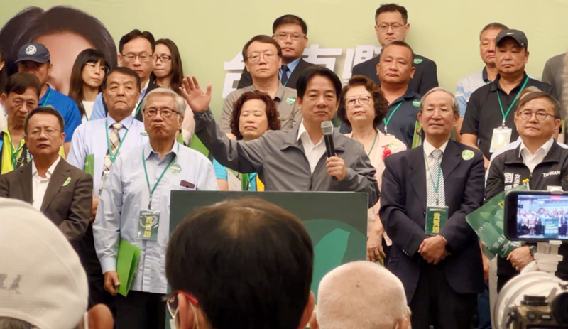 民進黨主席暨總統參選人賴清德(前右3)17日出席「台東縣信賴台灣之友會成立大會」。(圖：中央社)