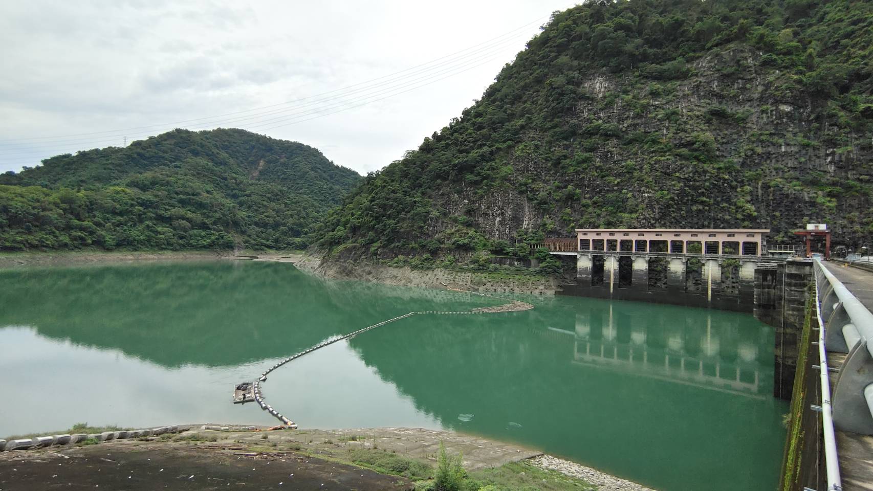 明潭水力發電廠，可與上游的日月潭搭配抽蓄發電，重複使用水資源，節能也創能。(王韋婷攝)