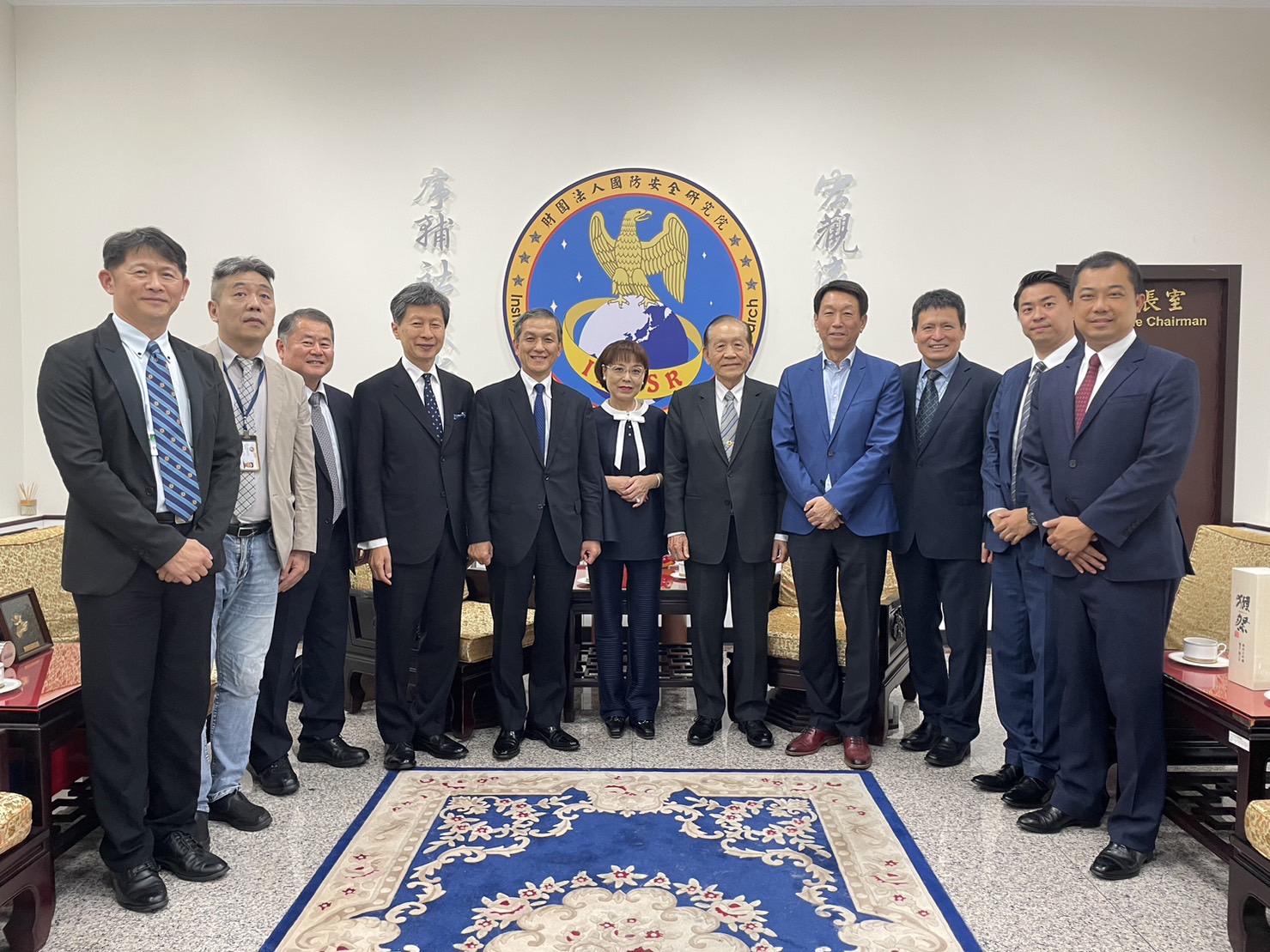 國防安全研究院17日透過臉書表示，日本戰略研究論壇秘書長長野禮子6日首次率領前自衛隊高階將領訪問國防院。(INDSRTW FB)