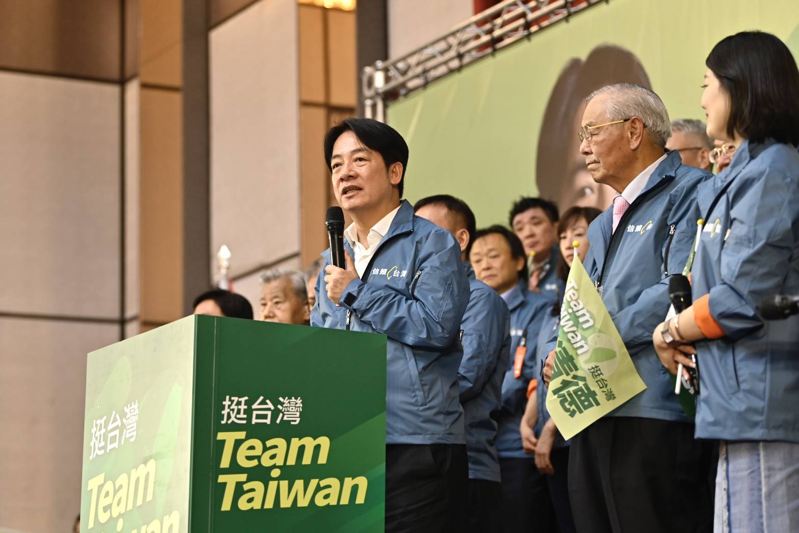 民進黨總統參選人、副總統賴清德18日出席台北市「信賴台灣之友會」成立大會，批在野黨出席海峽論壇是被人賣了還幫忙數錢。(賴清德競辦提供)