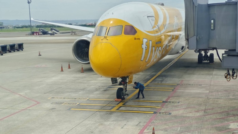 新加坡廉價航空酷航19日凌晨從韓國仁川飛台北的航班，降落後發現鼻輪少了左側輪胎，僅剩右側輪胎。（民眾提供）(圖：中央社)