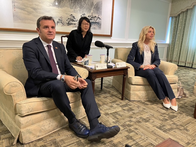 義大利參院副議長錢益友（Gian Marco Centinaio）（左）與義大利參議員慕雷莉（Elena Murelli）（右）訪台接受媒體聯訪。 (圖：中央社)