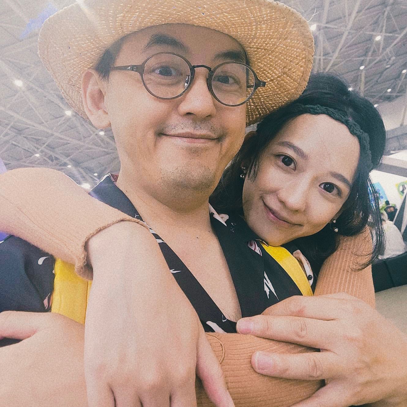 藝人黃子佼(左)遭爆年輕時曾對女性強吻、拍裸照，他的妻子孟耿如(右)發布聲明表示，會陪他一起面對，彌補錯誤。(圖：孟耿如臉書)