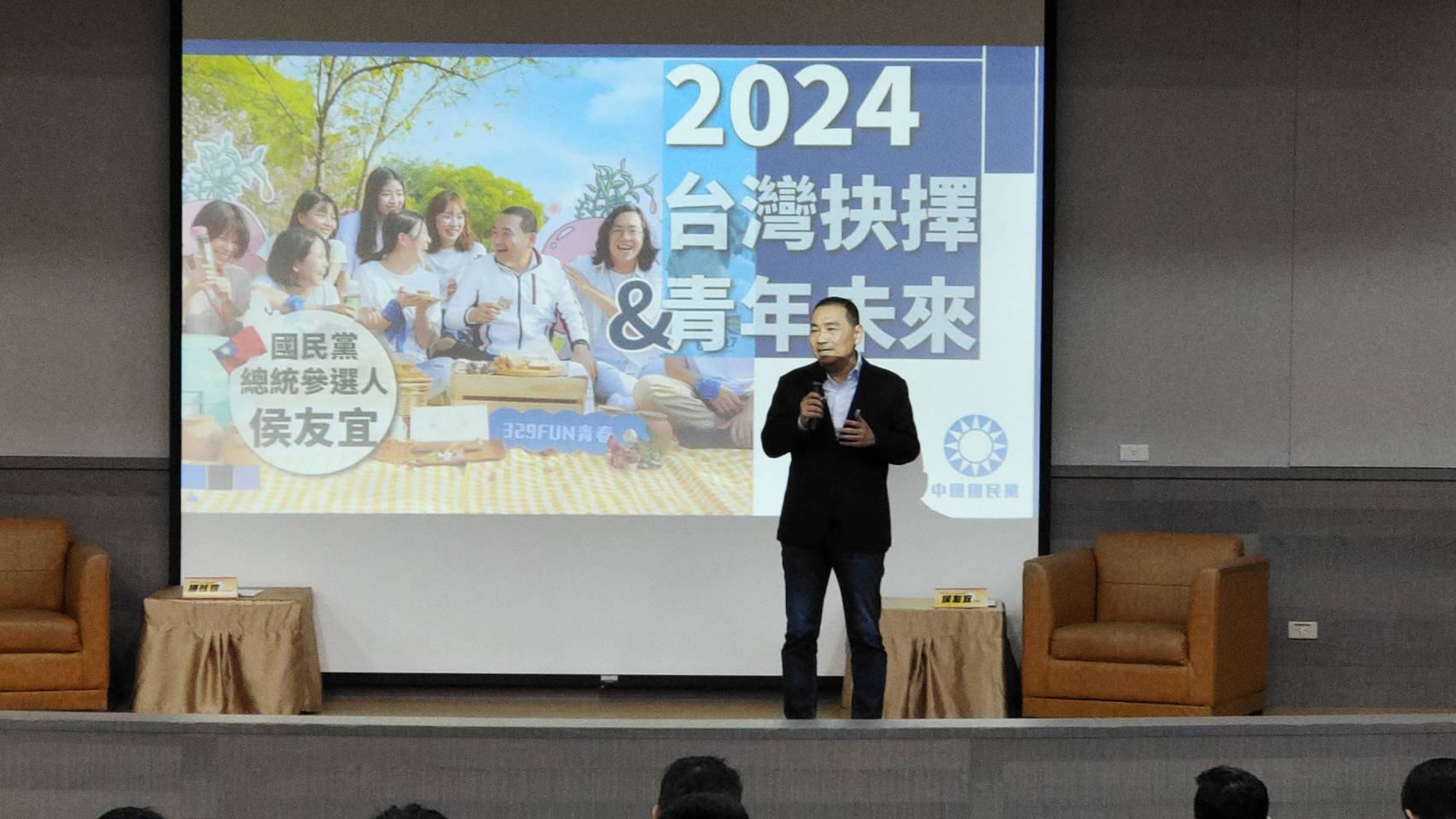 新北市長侯友宜19日晚間到台大出席「校園總統馬拉松」活動，與學生就國政議題交換意見。(王韋婷攝)