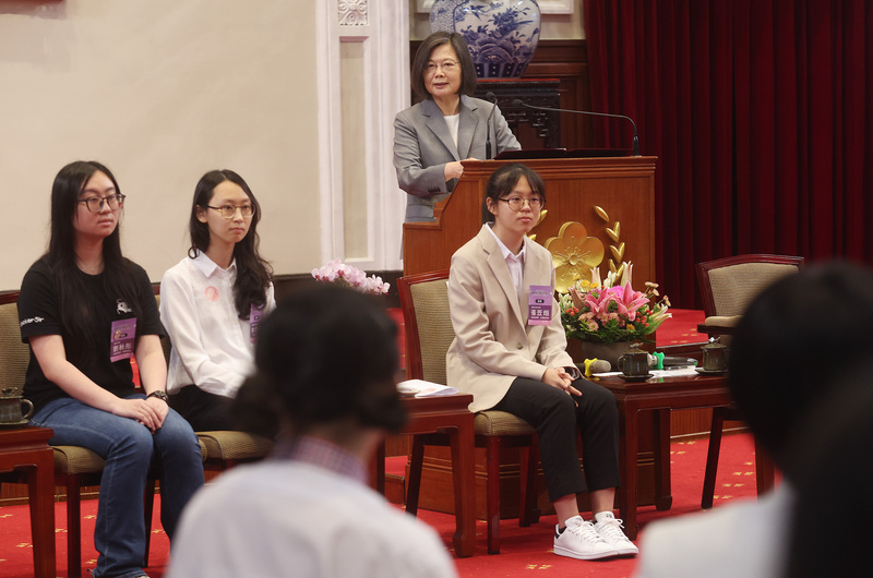 總統蔡英文（後）20日在總統府接見2023 GiCS第3屆尋找資安女婕思前3名獲獎隊伍。 (圖：中央社)