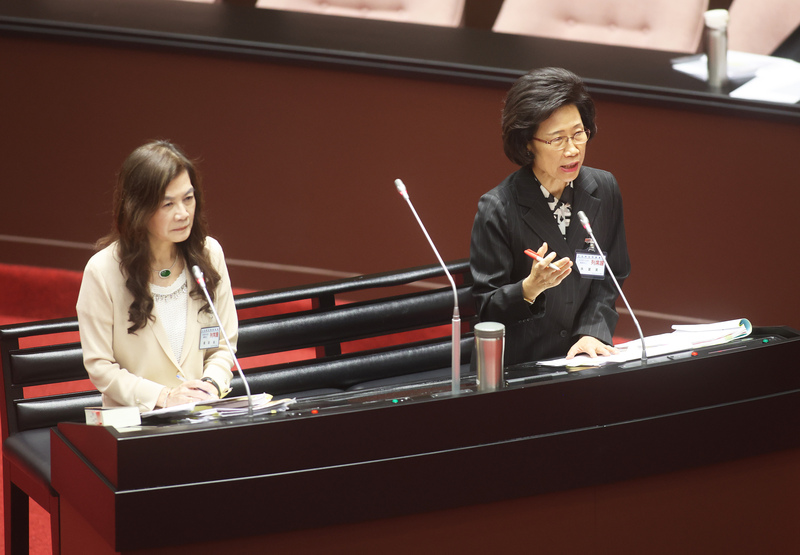 立法院全院委員會20日舉行對司法院大法官被提名人行使同意權案審查會，上午議程安排大法官被提名人蔡彩貞（左）、朱富美（右）備詢。 (圖：中央社)