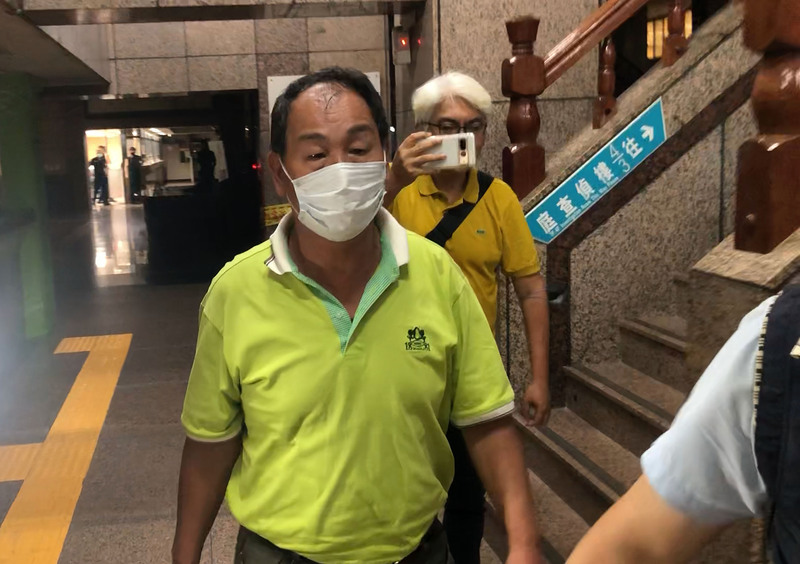 基隆地檢署偵辦民進黨籍市議員張秉鈞詐領助理費案，20日發動搜索並約談張秉鈞與其父親、前基隆市議員張錦煌(前中)，張錦煌晚間戴著口罩被移送複訊。(圖：中央社)