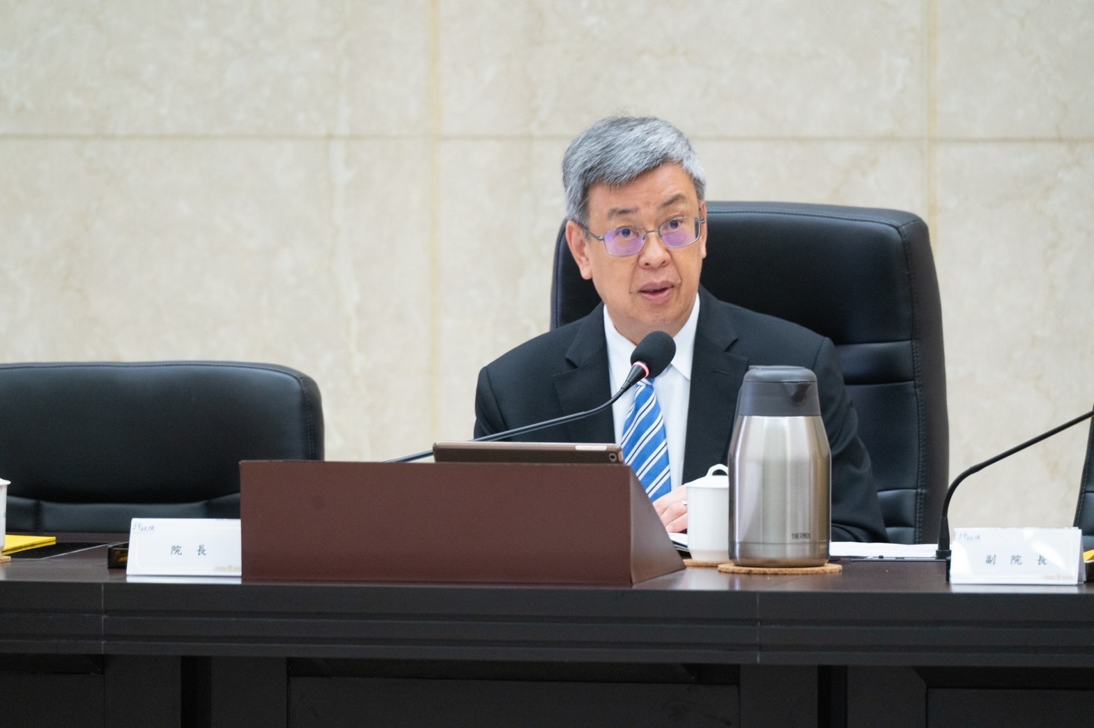 行政院長陳建仁表示，政府將培訓113保護專線工作人員，為性騷被害者提供最好的諮詢。(圖：行政院)