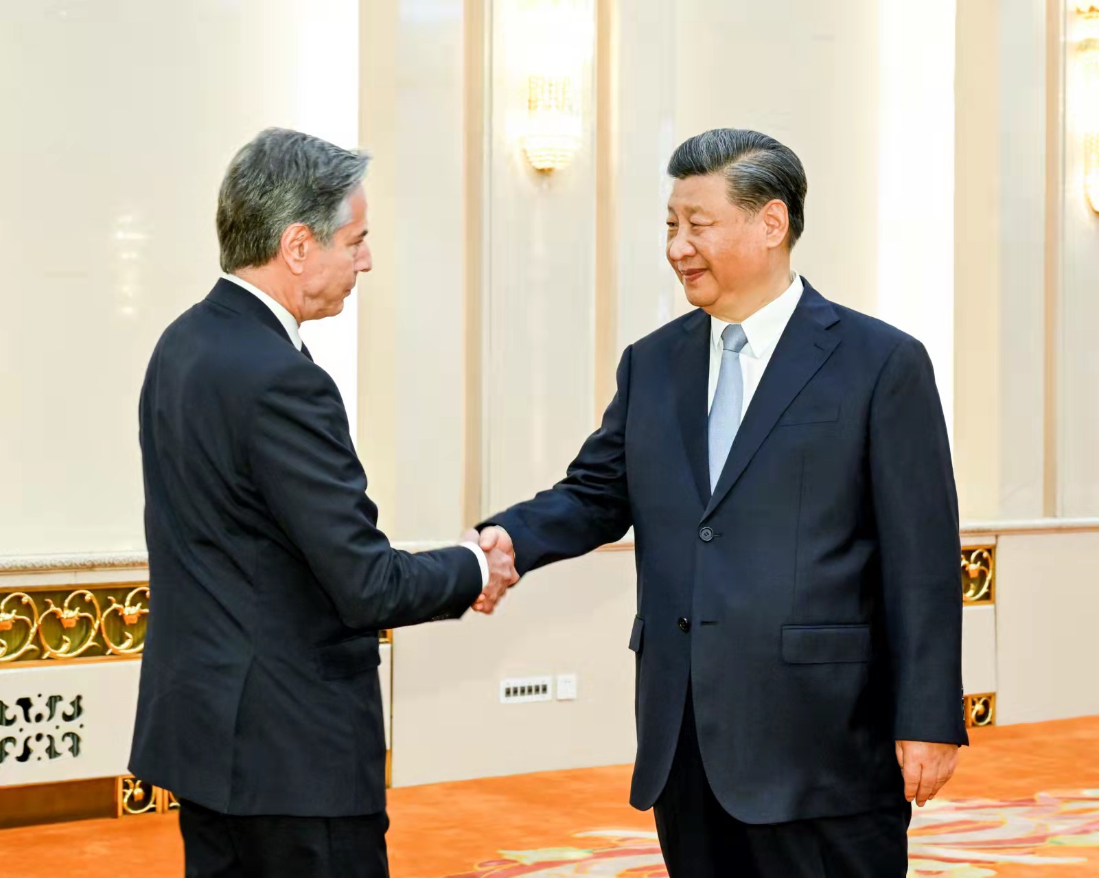 中國國家主席習近平(右)19日於北京人民大會堂會見美國國務卿布林肯(Antony Blinken)(左)。(Twitter/@SpokespersonCHN)