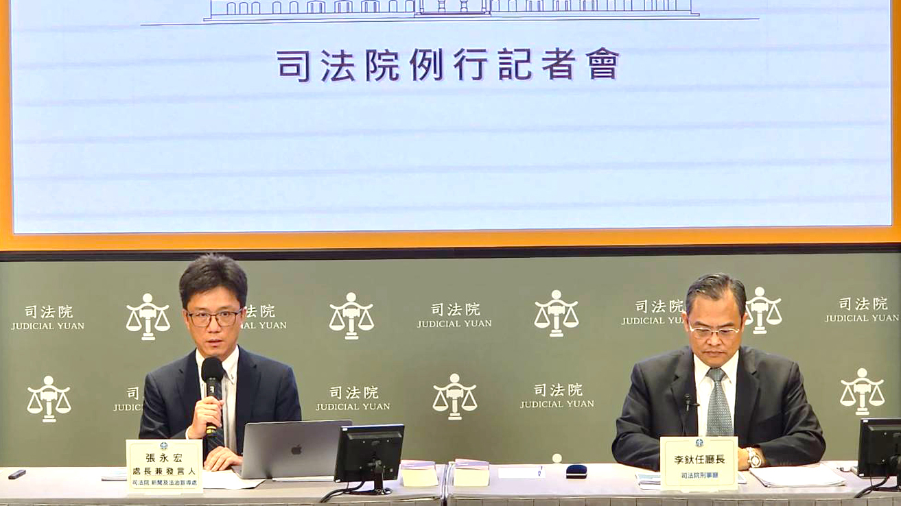 懲戒法院前院長李伯道被指控涉及性騷擾，司法院發言人張永宏(左)20日表示，司法院立即啟動調查，若屬實，定會嚴懲，絕不寬貸。(司法院提供)