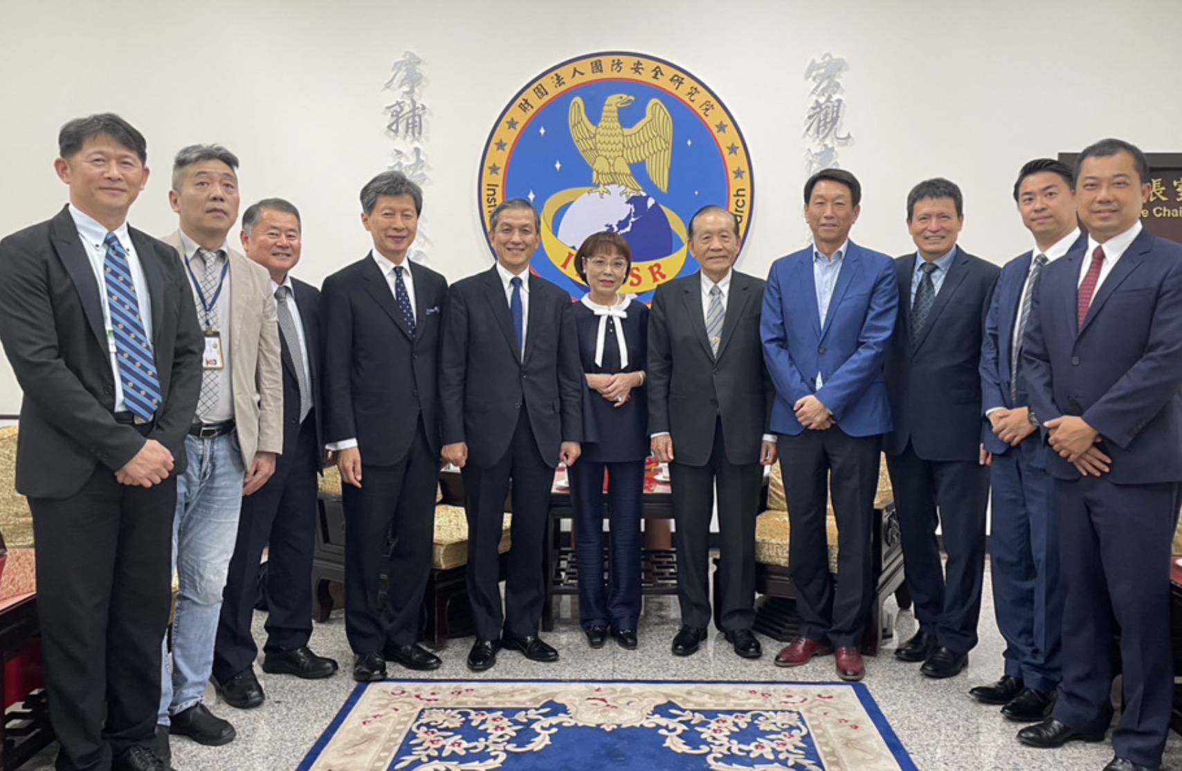 日本戰略研究論壇(JFSS)秘書長長野禮子(中)上月率團訪台，邀請台灣國防院人員參與7月台海兵推。(翻攝國防安全研究院臉書)
