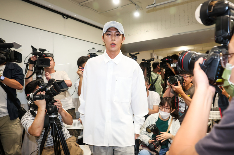 網紅耀樂20日指控藝人炎亞綸未經同意拍攝兩人私密影片，後導致外流，21日舉行記者會準備說明事件經過，炎亞綸（中）卻突然現身記者會現場。 (圖：中央社)