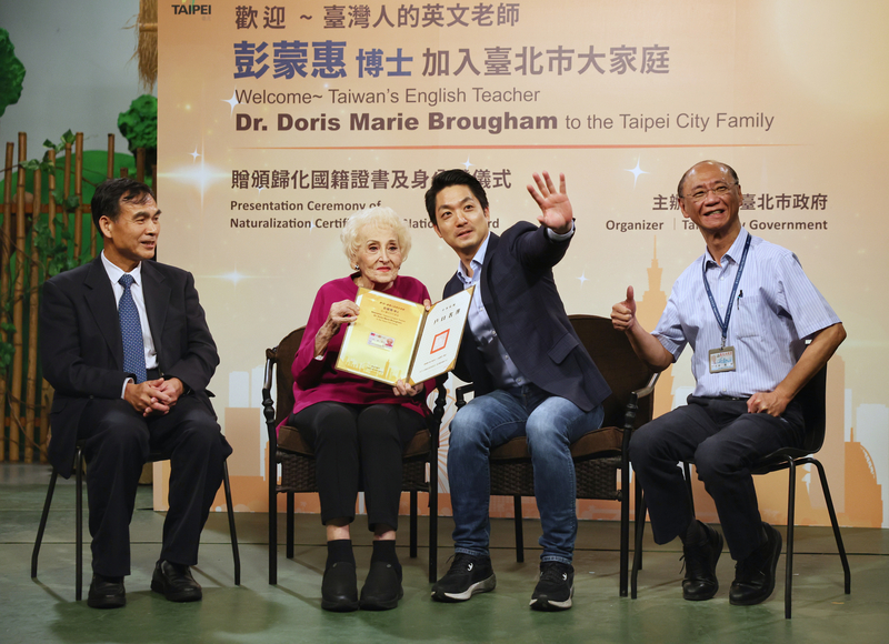 空中英語教室創辦人彭蒙惠（左2）21日接受台北市長蔣萬安（右2）頒贈身分證與戶口名簿，正式成為台灣人。左為內政部戶政司長林清淇。(圖：中央社)