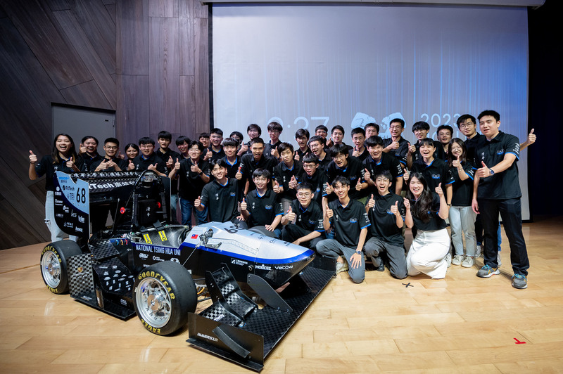 清華大學賽車工廠（NTHU Racing Team）21日在校內舉辦新車發表會，賽車工廠團隊成員一同與第7代學生方程式賽車TH07合影。(圖：中央社)