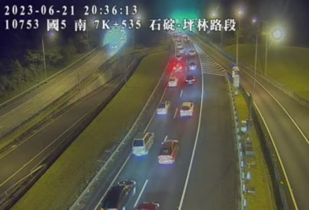 21日晚間8時國道5號石碇到坪林交流道路況。(圖:高速公路資訊網)