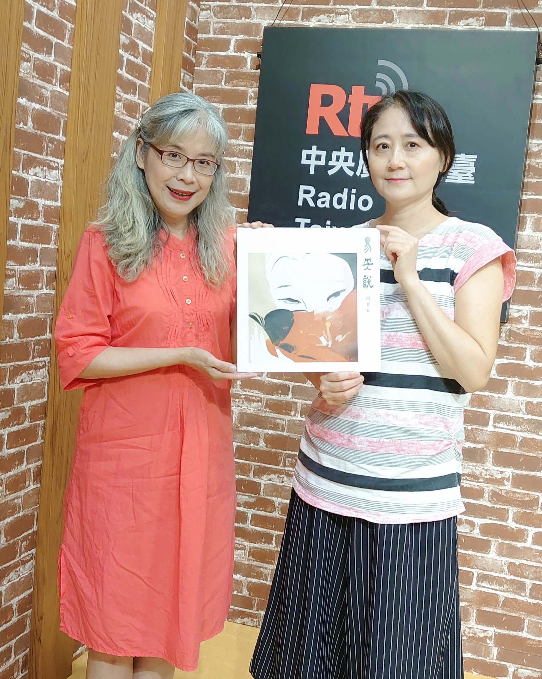 Voice To The World 節目主持介文 專訪音樂精靈 何真真老師