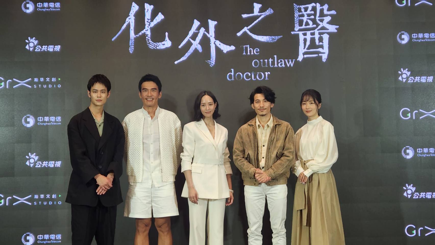 公視國際犯罪醫療劇《化外之醫》21日公布主要演員卡司，包括夏騰宏(左起)、楊一展、女主角張鈞甯、男主角越南影帝連炳發、許安植。(江昭倫 攝)