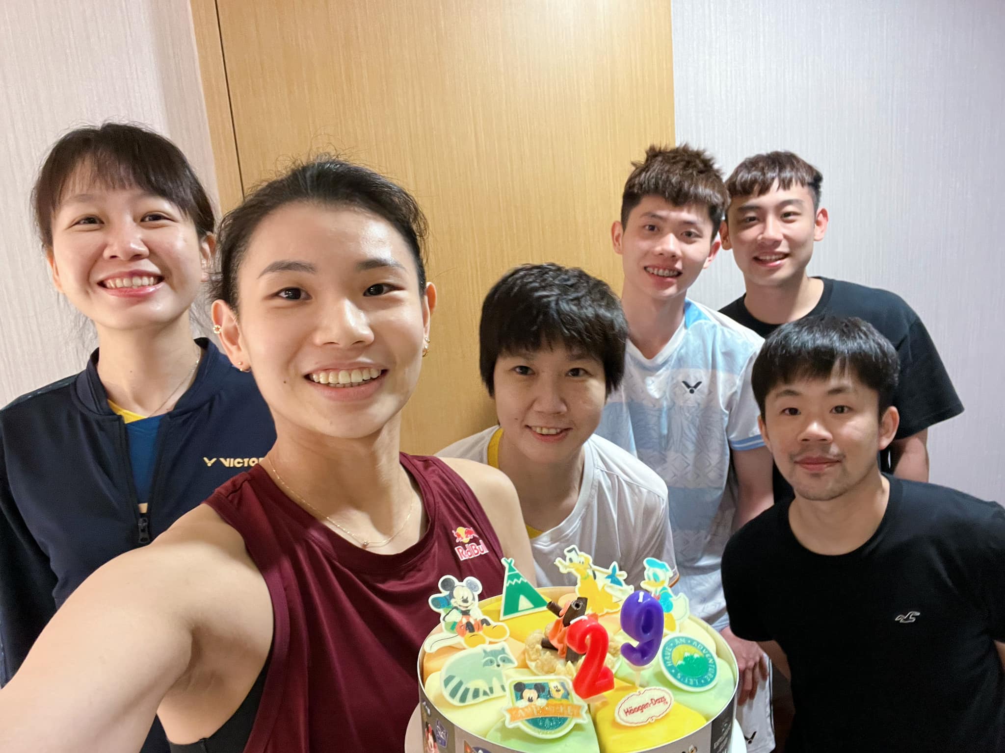 戴資穎29歲生日吃冰淇淋蛋糕好滿足。(戴資穎臉書)
