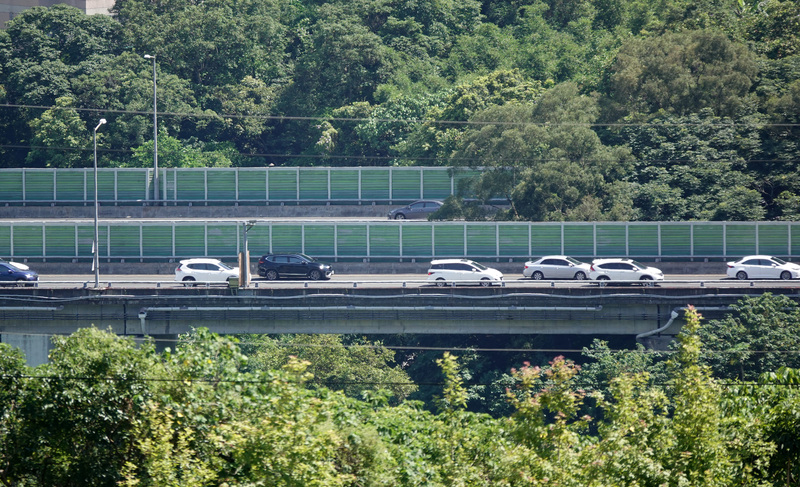 端午連假，國道湧現車潮，圖為南港系統交流道車輛進入國5。(圖：中央社 )