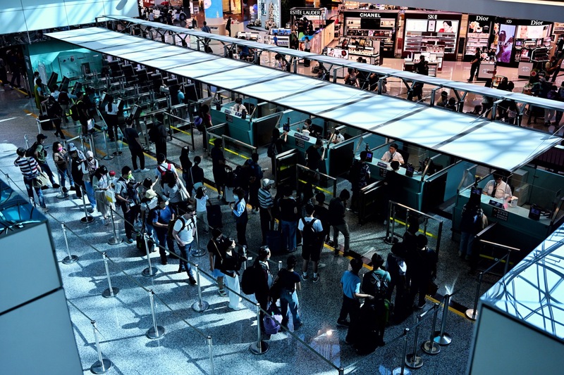 桃園機場連假期間入出境作業順暢，呼籲旅客遵守規定並善用大眾運輸。(圖：中央社)