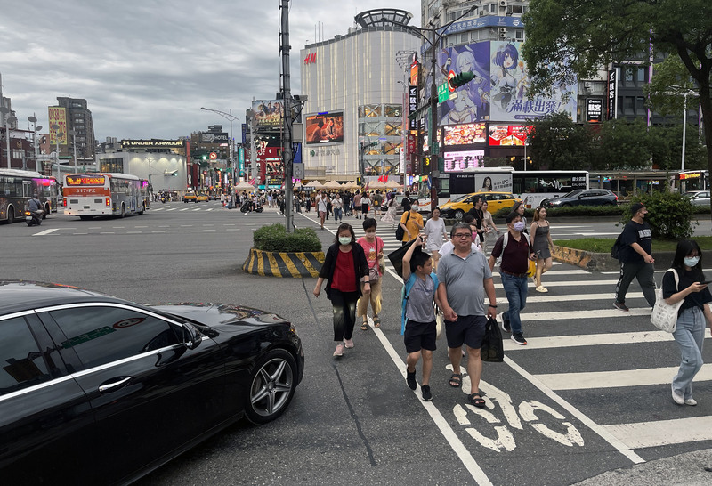 圖為民眾過馬路。資料照。(圖：中央社)
