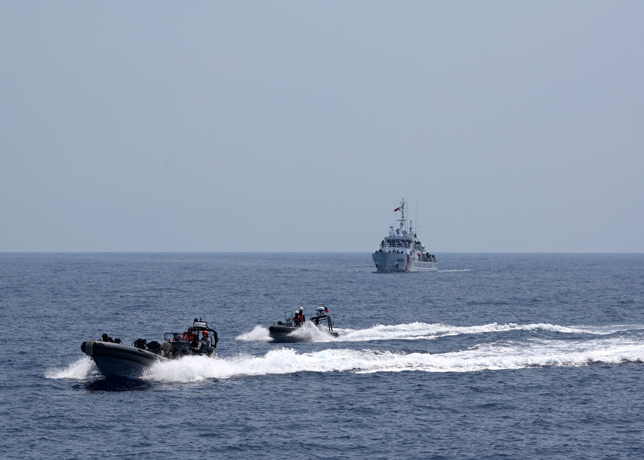 美國海岸防衛隊一艘船艦20日航經台灣海峽。(圖：U.S. Coast Guard臉書)