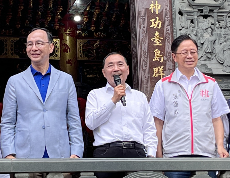 國民黨總統參選人侯友宜(中)23日走訪桃園，首場行程由國民黨主席朱立倫(左)、桃園市長張善政(右)陪同，前往楊梅錫福宮參香。(圖：中央社)