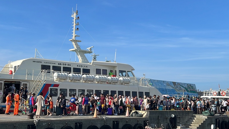 因颱風杜蘇芮外圍環流影響，25至27日台東往返綠島、台東往返蘭嶼及屏東後壁湖蘭嶼航線全部停航。圖為富岡漁港往綠島客輪船班。(圖：中央社)