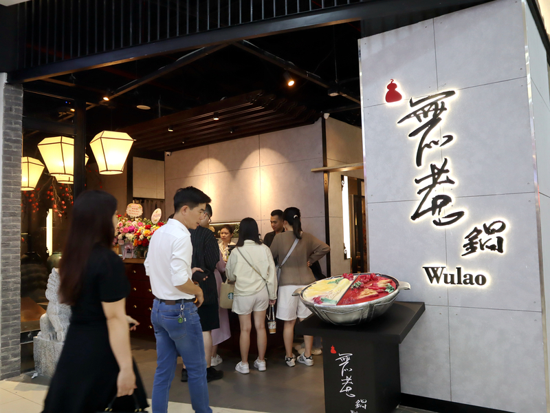 越南餐飲公司Goldsun Food與鼎王餐飲集團合作，將旗下無老鍋帶到越南，在首都河內市中心開設第一家店，吸引越南消費者與在越南工作生活的台灣民眾前往朝聖，開業近兩個月以來幾乎天天客滿。(圖：中央社)