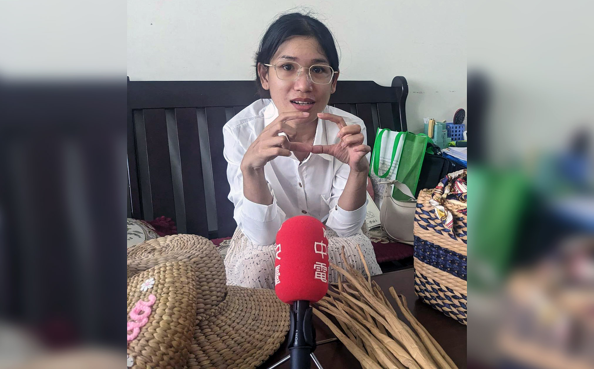 新住民潘喜玲受到台灣老公的鼓勵，並在移民署築夢計畫的支持下，開課傳授編織技藝給新住民，此外，她也正在打造一個手工編織包品牌。(陳念宜 攝)