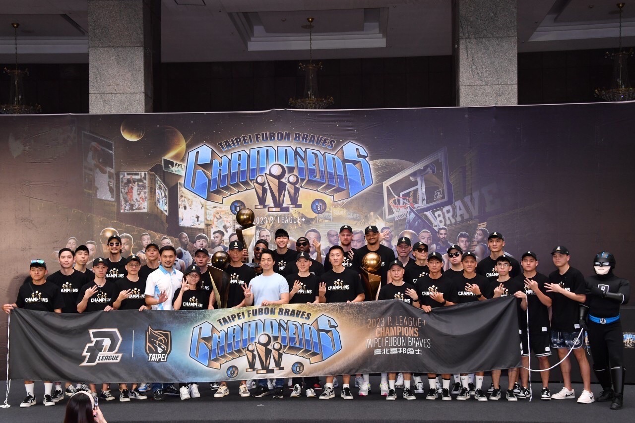 台北富邦勇士封王遊行，蔣萬安喊四連霸。(北市府提供)