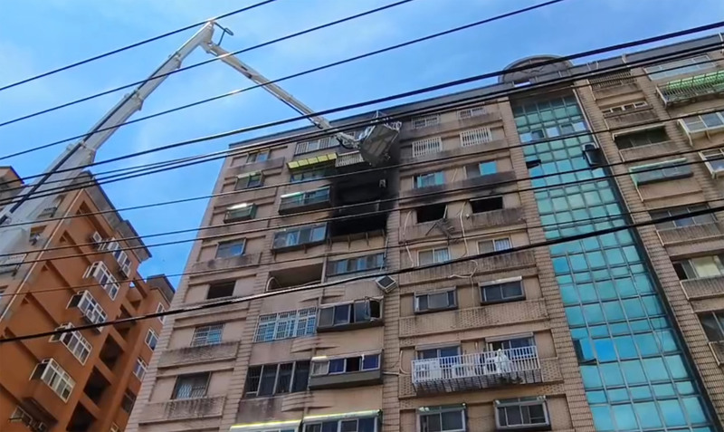 新竹縣竹北市一處社區大樓24日發生瓦斯氣爆事故，消防局表示，經初步勘驗發現，瓦斯站因異常高壓，導致管線接頭脫落造成瓦斯外洩釀禍。（讀者提供） (圖：中央社)