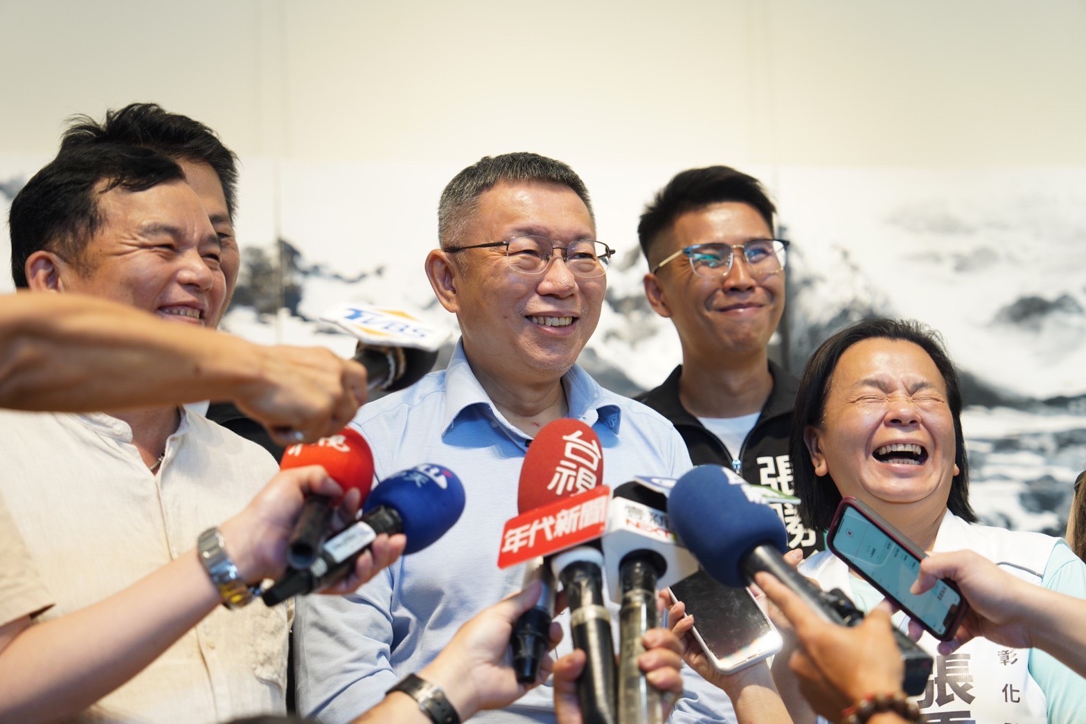 民眾黨主席柯文哲24日下午前往彰化觀展，並接受媒體聯訪。(民眾黨提供)