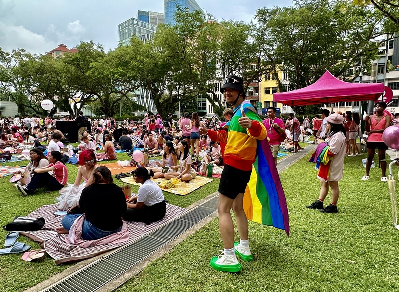 聲援同性戀、雙性戀和跨性別(LGBT)戀愛自由的新加坡「粉紅點」活動24日在芳林公園登場，新加坡民眾Sai Manap披彩虹旗到場參與。 (圖：中央社)
