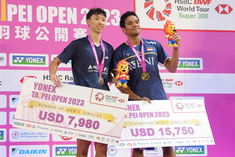 2023台北羽球公開賽25日進行男子單打最終決賽，印尼好手瓦多約（Chico Aura Dwi Wardoyo）（右）以直落二擊敗台灣選手蘇力揚（左）摘冠，兩人賽後在頒獎台上合影留念。 (圖：中央社)