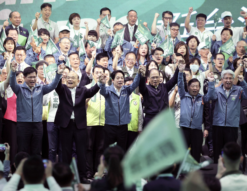 民進黨主席暨總統參選人賴清德（前左3）25日下午出席新北市信賴台灣之友會成立大會，與總統府秘書長林佳龍（前左）、前行政院長蘇貞昌（前左2）、立法院長游錫堃（前左4）等人攜手齊呼「凍蒜」。 (圖：中央社)