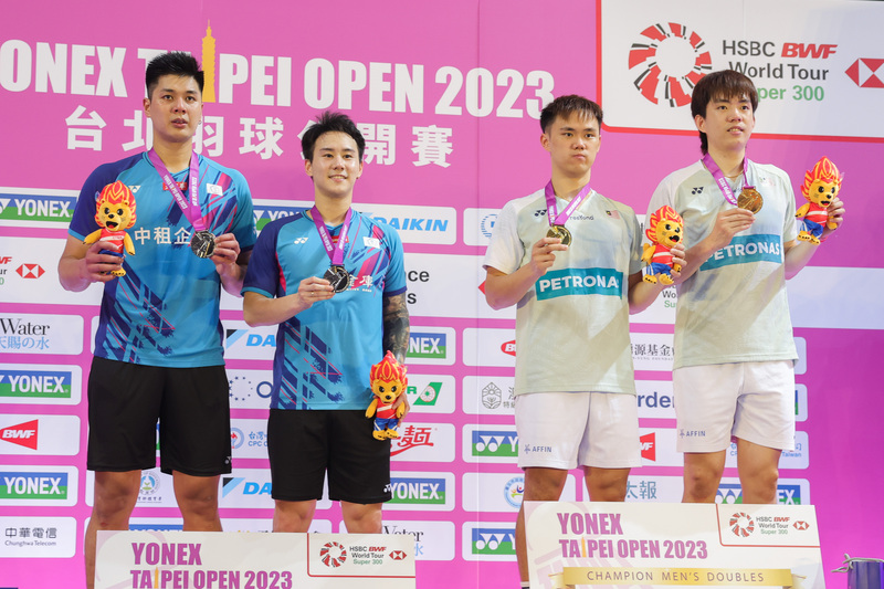 2023台北羽球公開賽25日進行男雙決賽，馬來西亞組合鄭凱文（右2）、萬煒聰（右）以2比1逆轉拍落台灣組合楊博涵（左2）、盧敬堯（左）奪冠，雙方賽後在頒獎台上合影。 (圖：中央社)