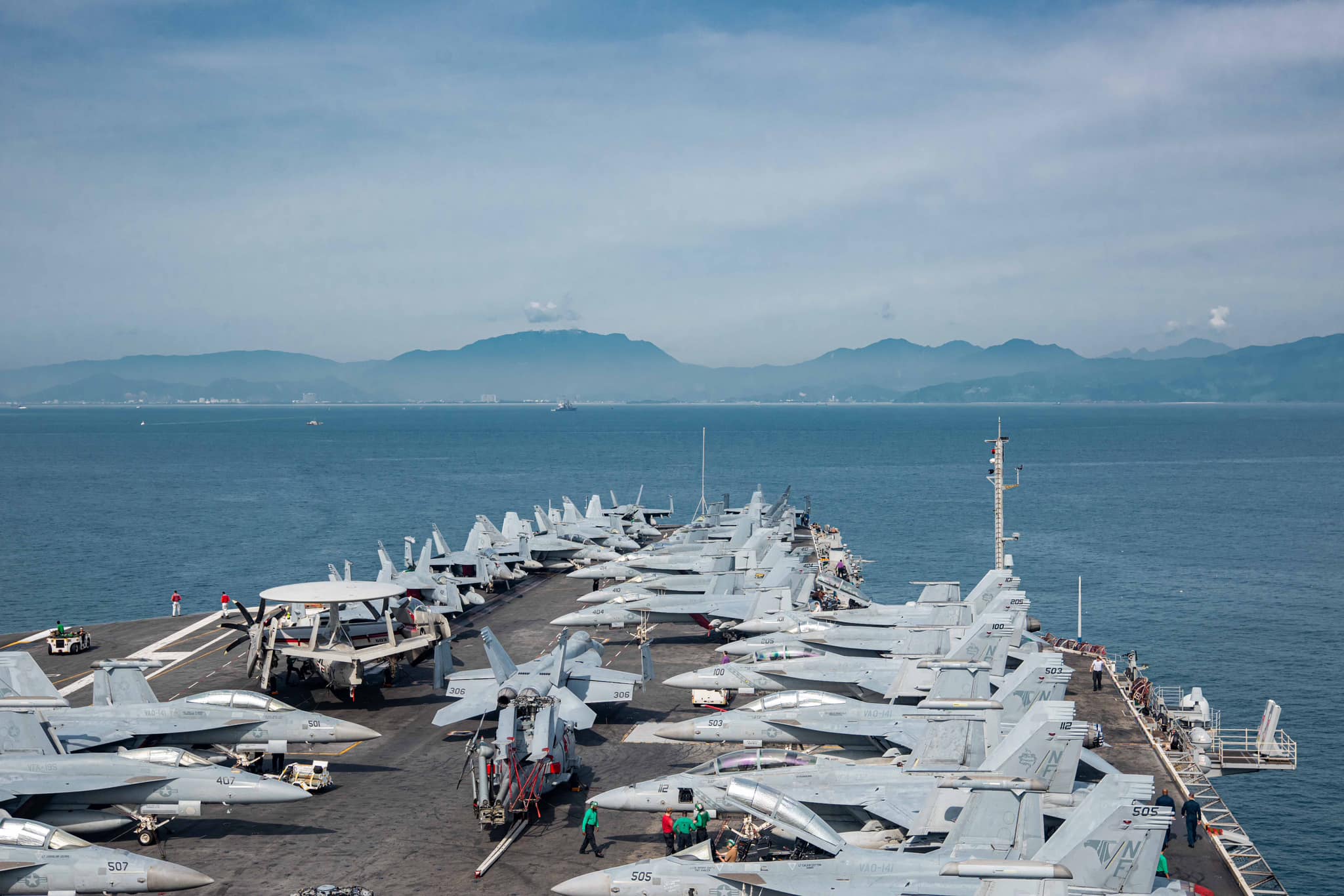 美國航空母艦雷根號25日抵達越南峴港(Danang)。(圖：雷根號臉書)