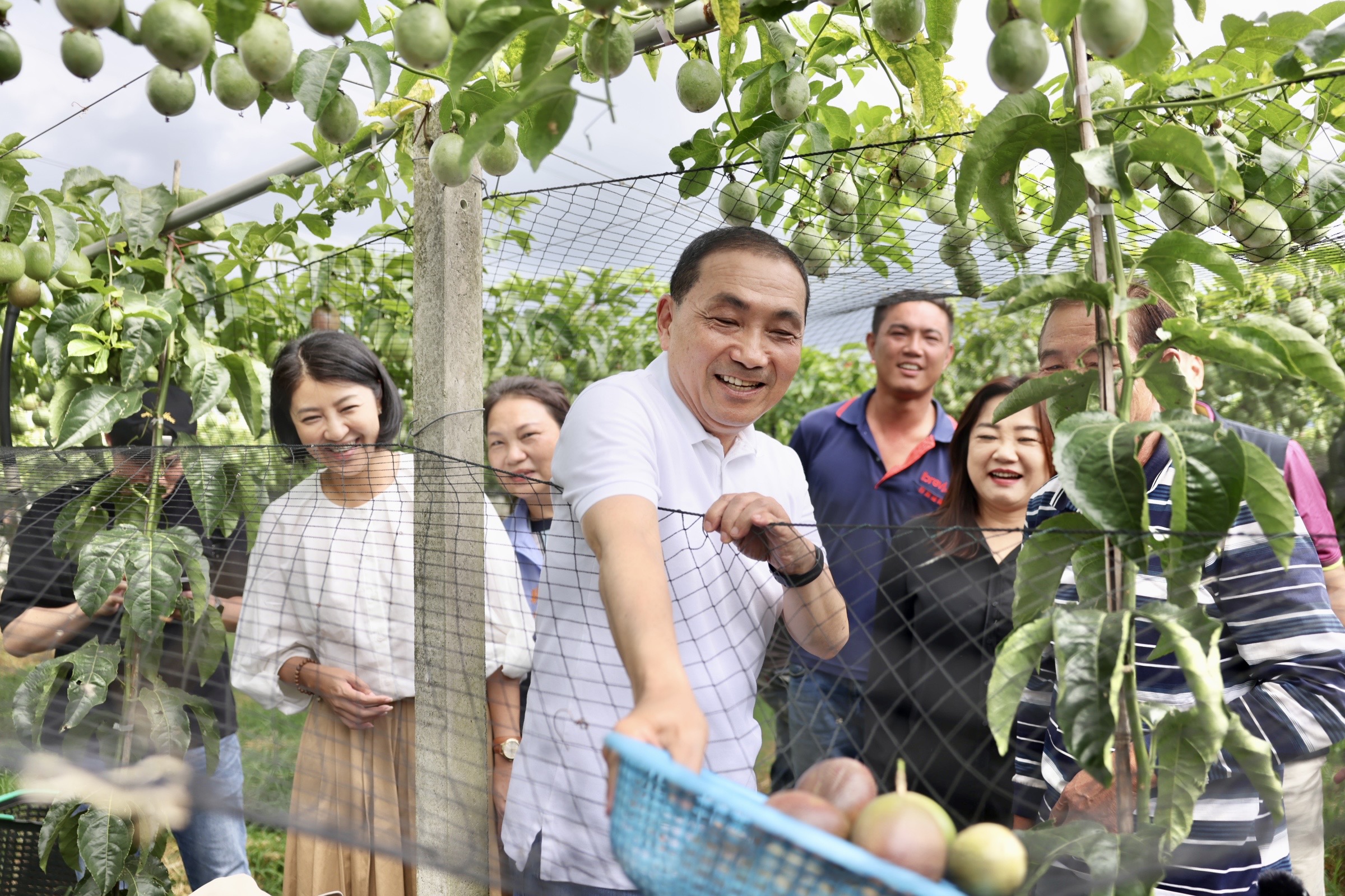 新北市長侯友宜26日到南投與百香果農座談。(侯友宜競選辦公室提供)
