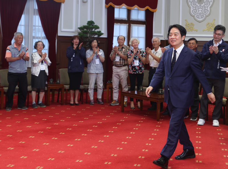 副總統賴清德（前）26日上午在總統府接見社團法人高雄市社福慈善總會成員，入場時受到大家鼓掌歡迎。 (圖：中央社)