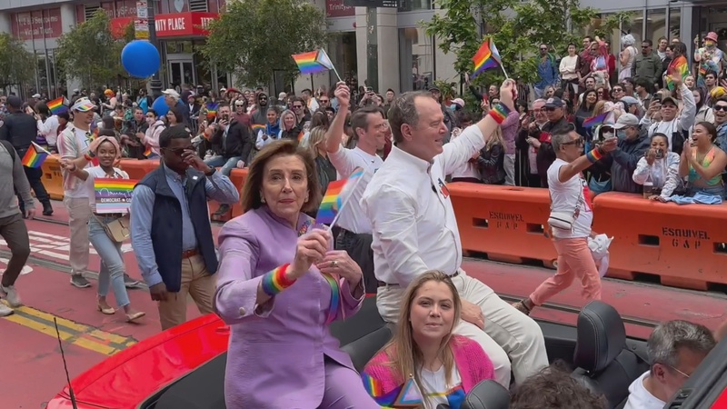美國前眾議院議長裴洛西（Nancy Pelosi）一身粉紫色套裝，手中揮舞著彩虹旗，與聯邦眾議員謝安達（Adam Schiff）同車現身隊伍中、力挺平權。 (圖：中央社)