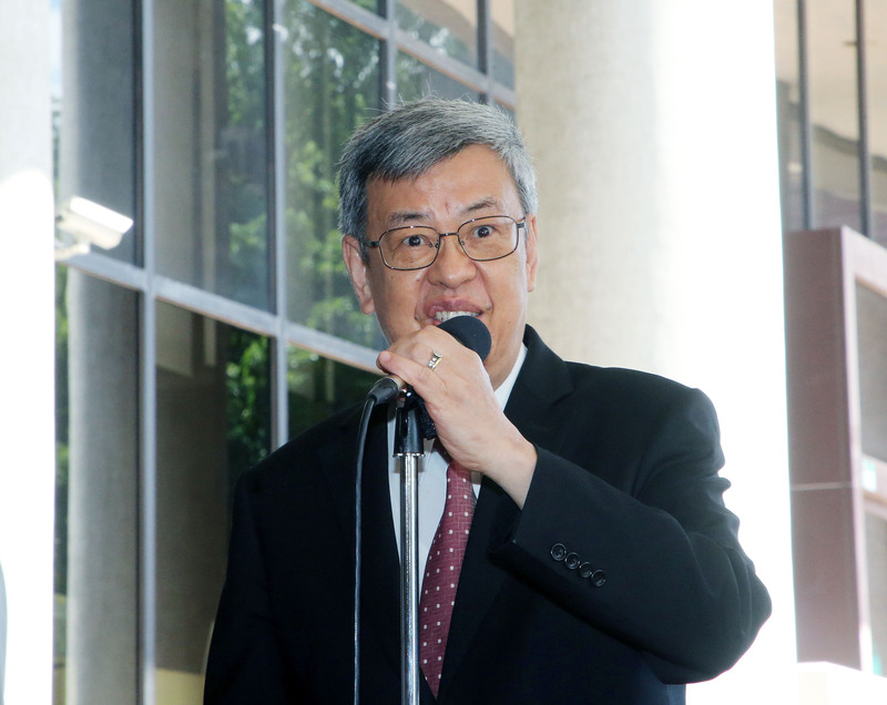 重啟海峽兩岸服務貿易協議談判近期引發討論，行政院長陳建仁26日接受媒體聯訪時表示，跟中國的合作，政府希望能夠朝著有序健康的方向來進行，但是不希望把所有的雞蛋都放在同一個籃子裡。中央社記者郭日曉攝  112年6月26日 (圖：中央社)