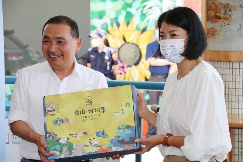 國民黨總統參選人、新北市長侯友宜（左）26日到南投縣竹山鎮進行縣市交流，南投縣長許淑華（右）親自接待。 (圖：中央社)