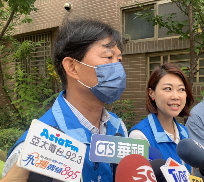 新竹瓦斯公司為純官股遭質疑影響經營效能，新竹瓦斯公司總經理邱世昌（左）26日接受媒體訪問表示，公司成立初始即為百分之百官股，曾提案改制為民營，但經討論未獲認同。 (圖：中央社)