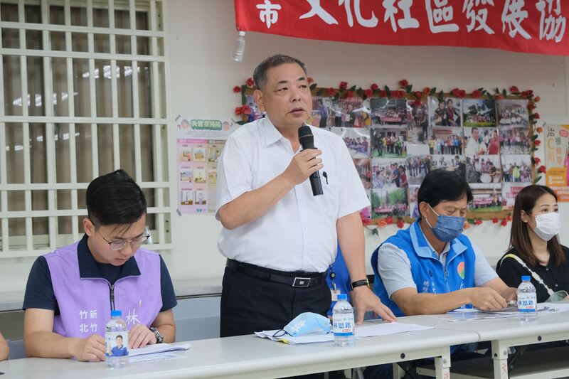 針對竹北某社區氣爆案，新竹縣政府與新竹瓦斯公司26日晚間舉行協調會，副縣長陳見賢（左2）表示，對於社區提出的15項等訴求，如建築物結構鑑定與財損相關補助，會從速從寬處理。（新竹縣政府提供） (圖：中央社)