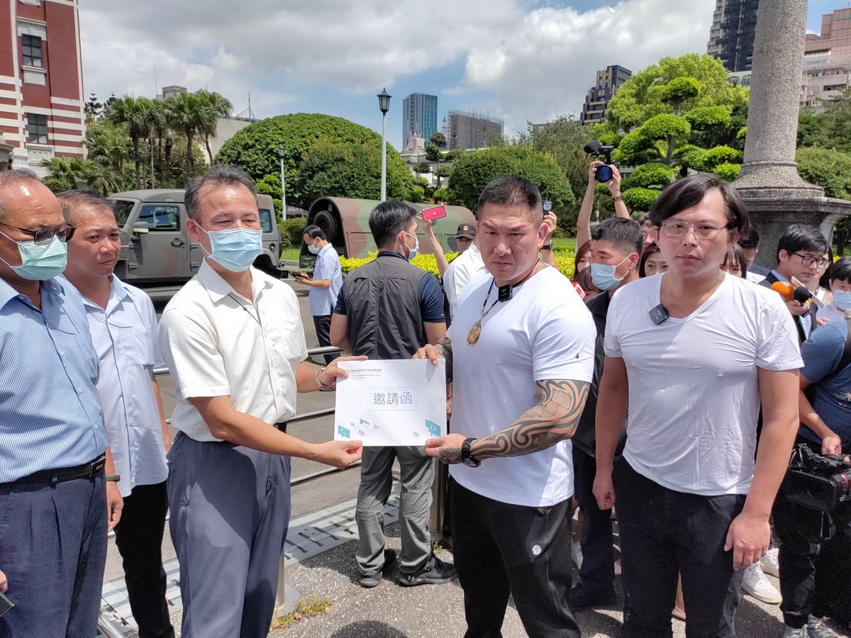 前立委黃國昌(右一)與館長陳之漢(右二)規劃7月16日在凱道舉辦集會活動，26日前往總統府遞交邀請函，邀請蔡總統屆時出席傾聽人民心聲 (央廣記者王照坤 攝)