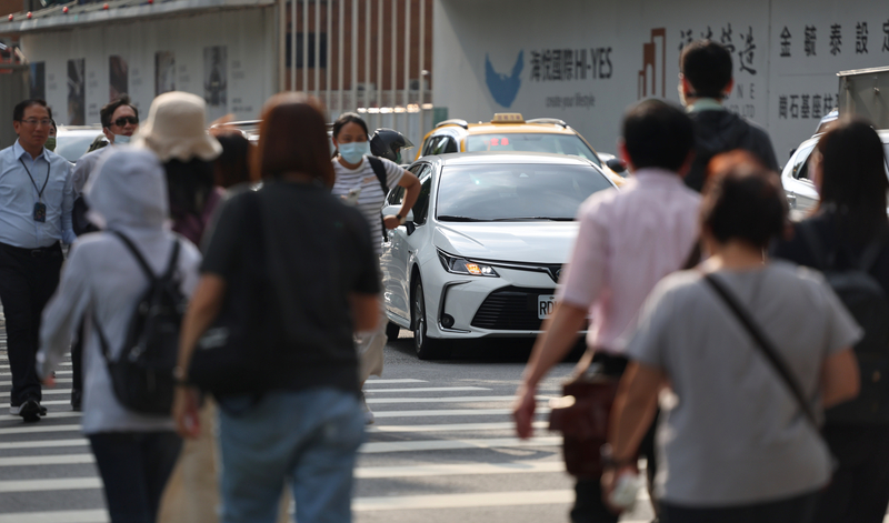 交通部5日預告修正違反道路交通管理事件統一裁罰基準及處理細則，致行人輕傷調高罰鍰至1.8萬元，重傷比照現行致死調至3.6萬元。(圖：中央社)