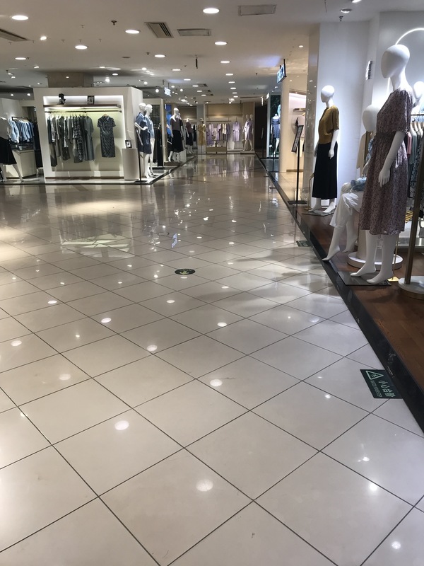 學者指出，中國經濟問題出於結構性因素，政治緊縮帶來高度不確定性，導致外資撤離、投資意願下滑，這樣的狀況恐使經濟低迷淪長期性問題。圖為北京市鬧區一處商場。(圖：中央社)