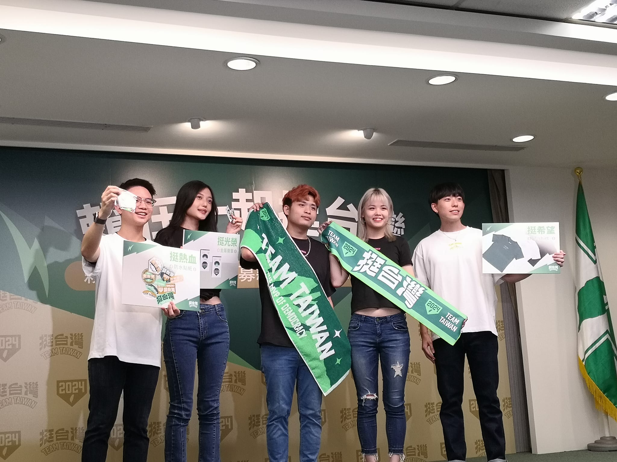 民進黨總統參選人暨副總統賴清德推出首波「TEAM TAIWAN募款小物」，賴清德競辦發言人陳世凱、郭雅慧與力挺賴清德的青年軍「ㄌㄨㄚˋ團」一起召開賴清德募款網站暨募款小物發布記者會。(劉玉秋 攝)